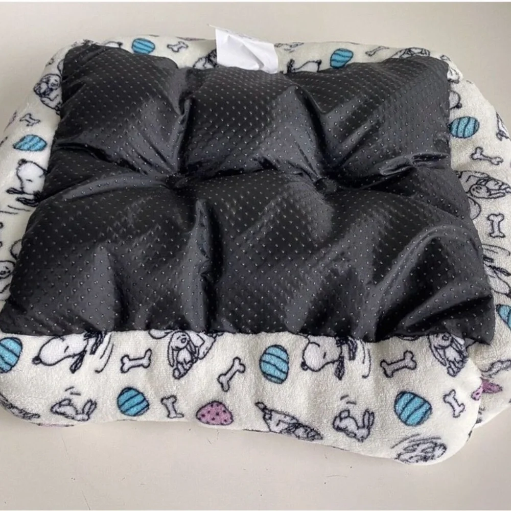 Peanuts Snoopy Easter cat or dog bed